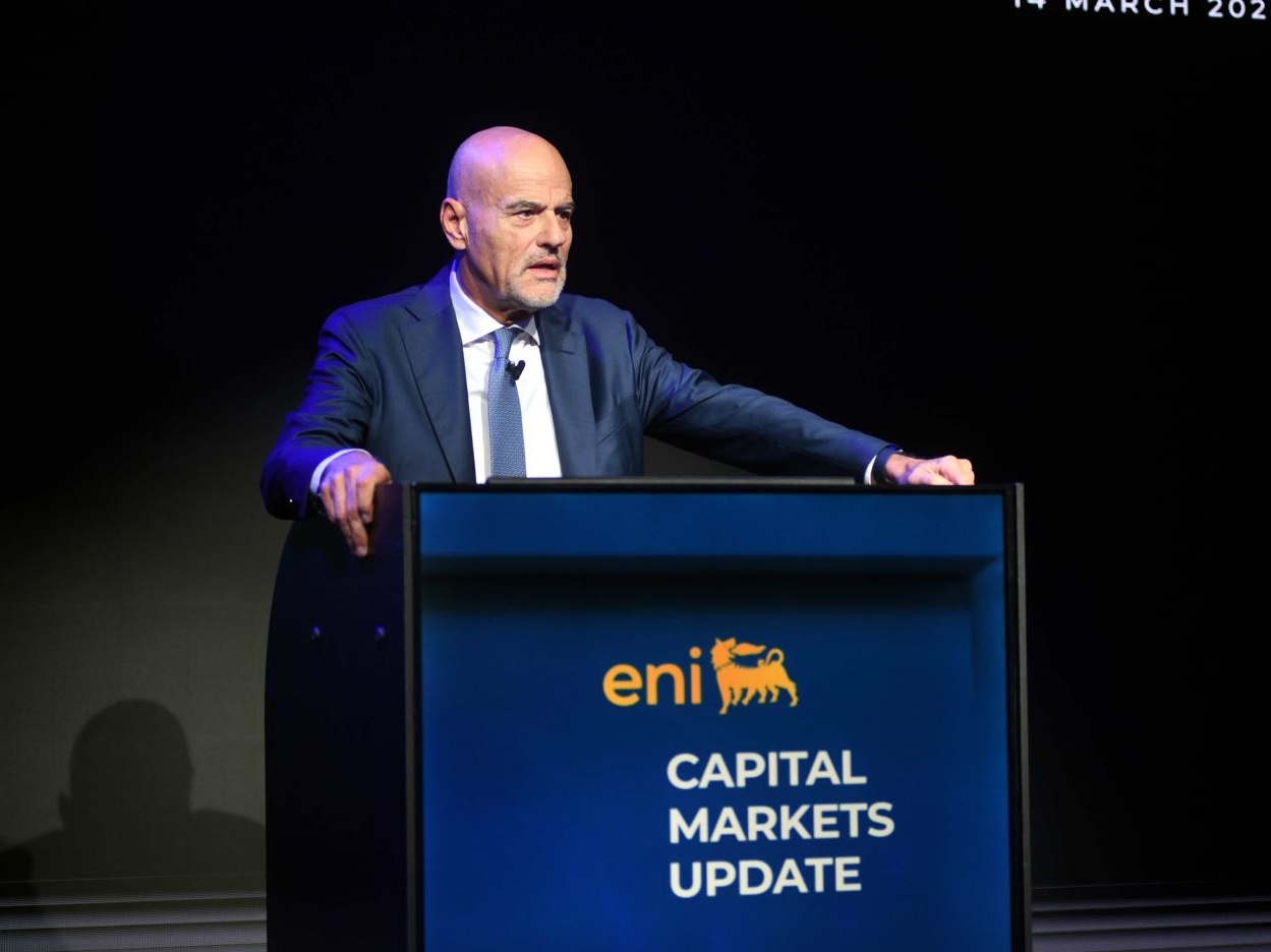 Energia: il mercato boccia il piano industriale di Eni, che minaccia di denunciare Greenpeace