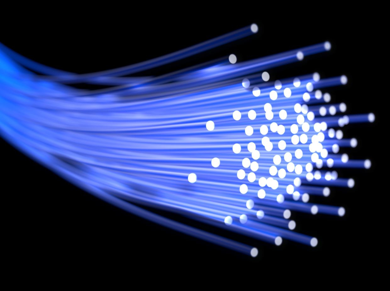 Le voci di cessione non fermano Open Fiber: raggiunto il traguardo degli 800 Gigabit