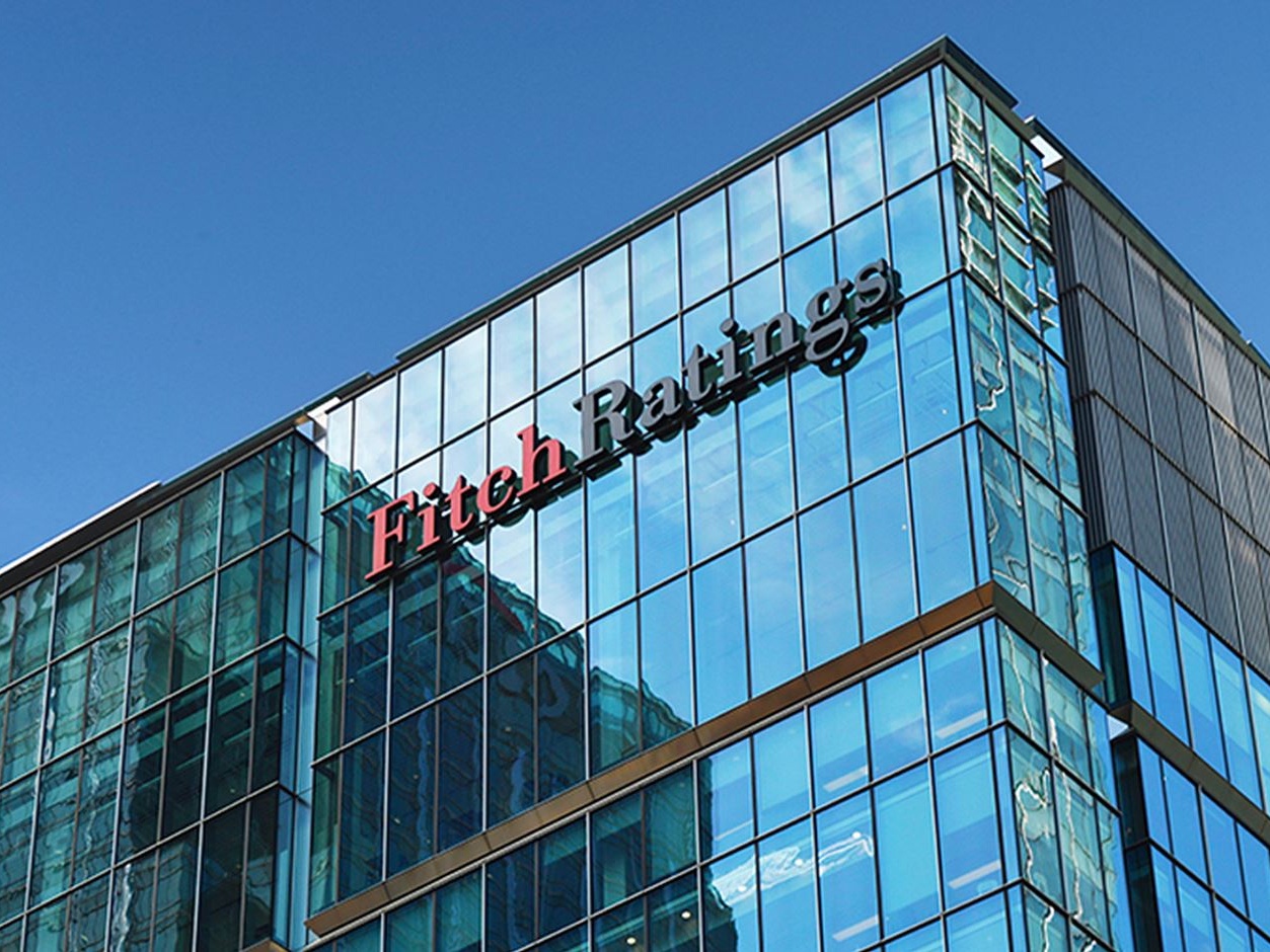 Fitch rivede al ribasso la crescita globale: pesa la guerra dei dazi, la California fa causa a Trump