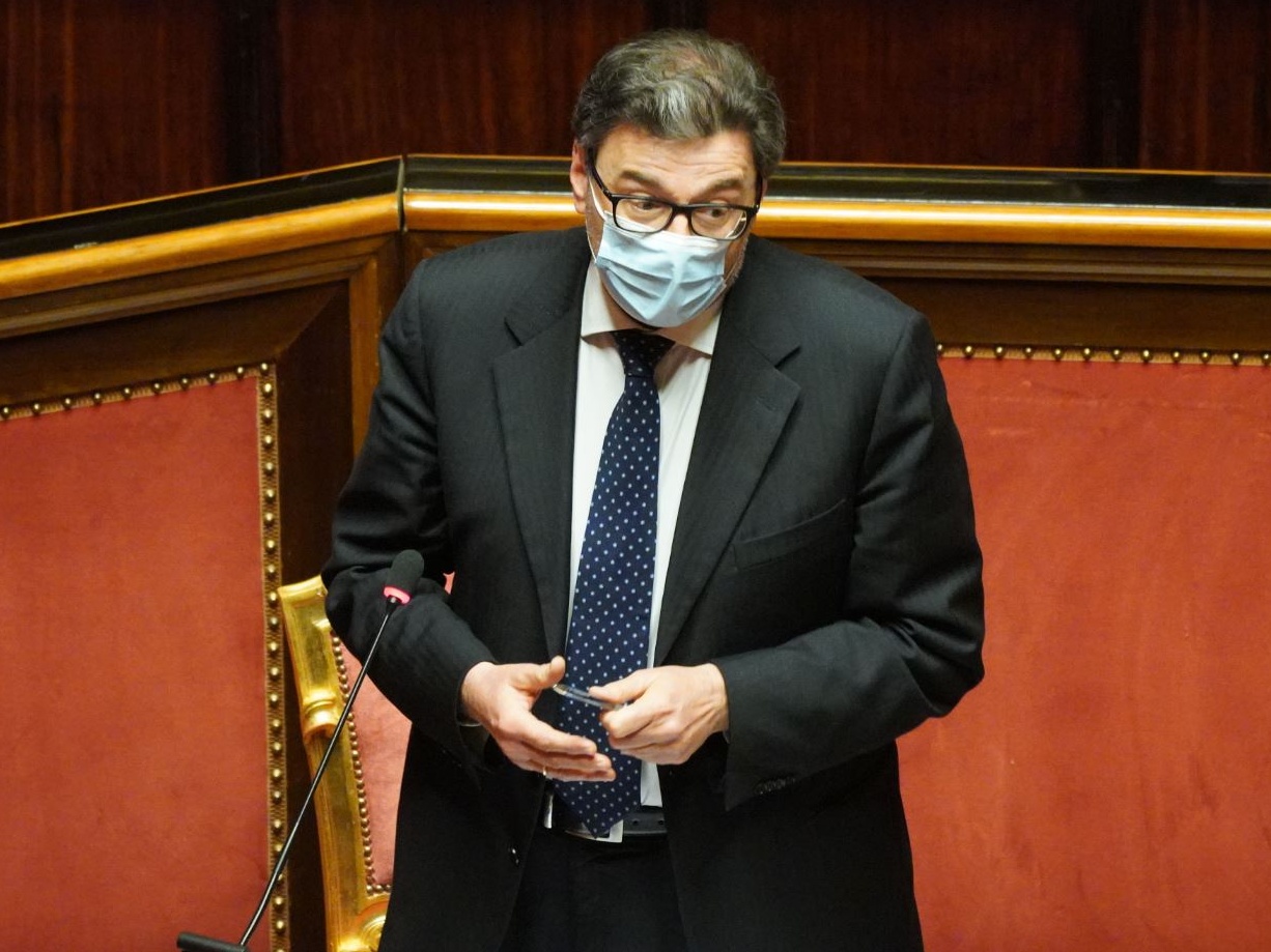 Crisi trasporto aereo, Giorgetti apre ai sindacati: Sì a un tavolo permanente
