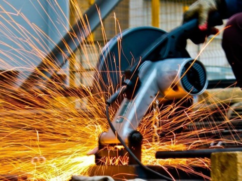 Istat: produzione industriale in calo dell’1% a ottobre. Crollo dei veicoli, –11,7%