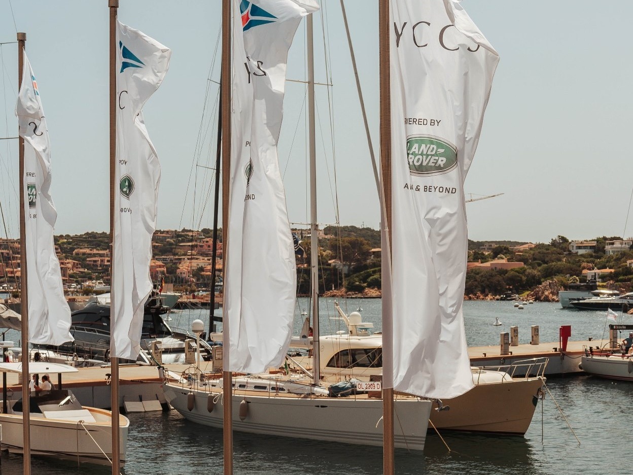 Jaguar Land Rover Italia torna in Sardegna: siglata partnership con lo Yacht Club Costa Smeralda