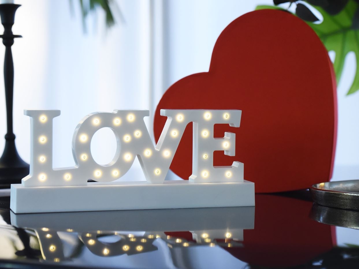 San Valentino, l’amore ai tempi dei rincari: aumenti medi dell'8% per i regali