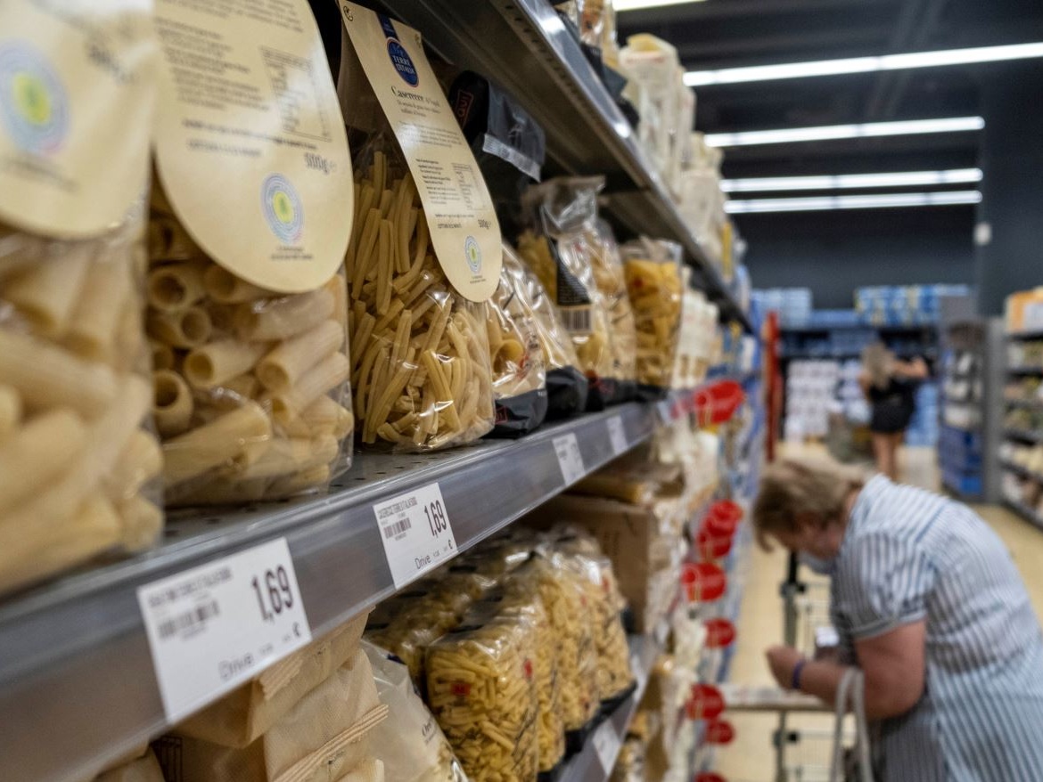 Cresce il PIL, aumentano i prezzi, le famiglie tagliano le spese: dov'é l'errore?