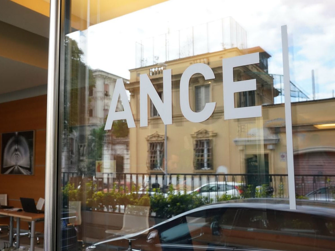 Manovra, l’allarme di Ance: “In tre anni saranno tagliati fino a 1,5 miliardi di investimenti”