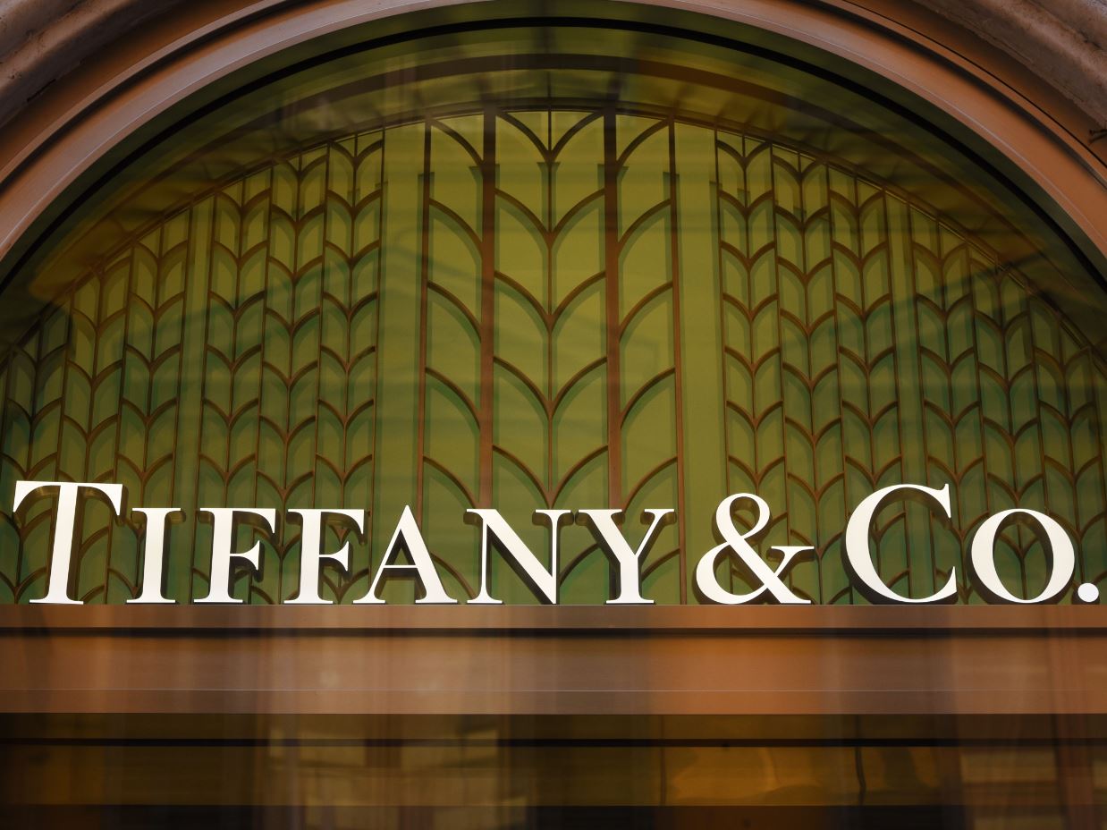 Lvmh acquisisce Tiffany e sale in Borsa a Parigi