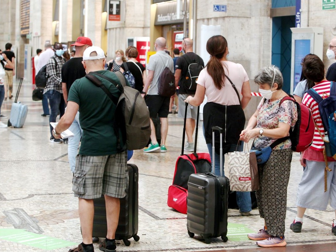 EY: 2 italiani su 3 scelgono le vacanze in Italia