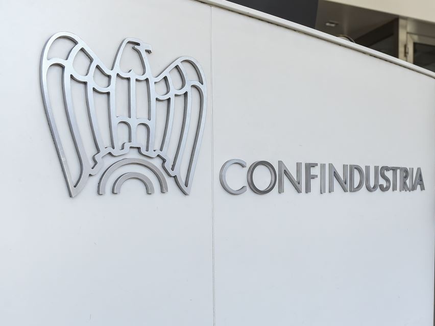 Allarme Confindustria: “Con i dazi e il rallentamento della produzione, rischio crisi strutturale per l’industria italiana”