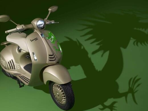 Vespa 946, sotto il segno del Drago: edizione limitata e Varsity Jacket