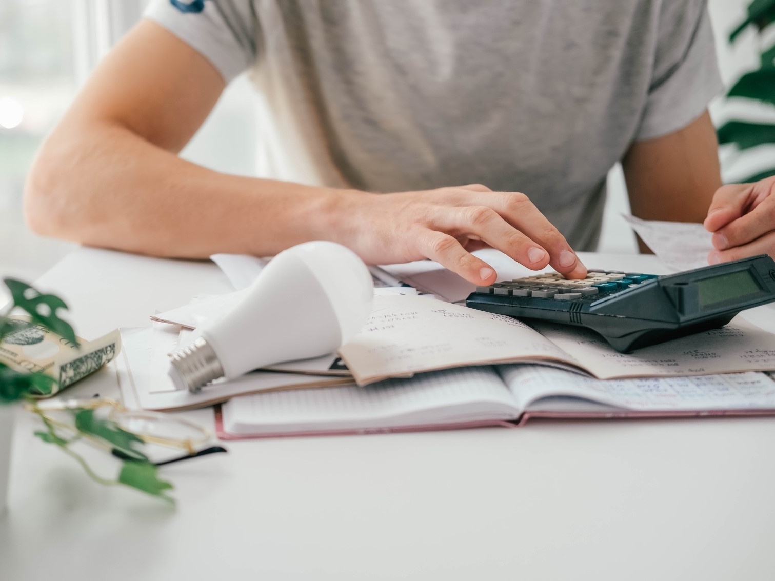 Caro energia 2025: l’analisi di Facile.it svela perché paghiamo di più