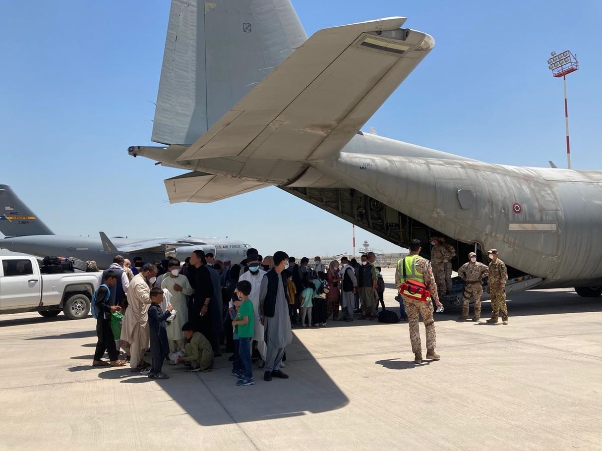 Afghanistan: fermati tre presunti taliban infiltratisi in volo umanitario per la Francia