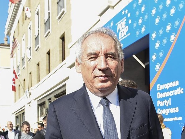 Francia, Bayrou promette un governo entro Natale ma resta sotto assedio