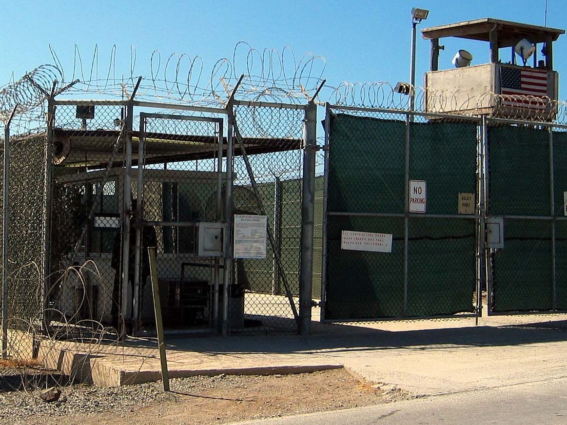 Migranti trasferiti da Guantanamo: l’ICE li sposta negli Stati Uniti senza spiegazioni