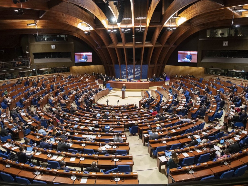 Cos'è il Consiglio d'Europa, che definisce la politica italiana Xenofoba, bacchettando interferenze su migranti e giudici