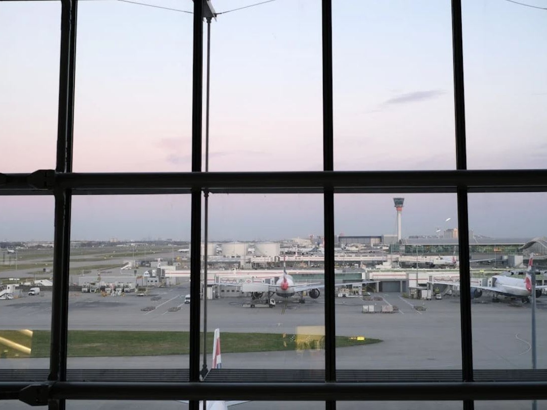 Tempesta elettrica a Heathrow: tra blackout e scelte green, il caos accende lo scontro