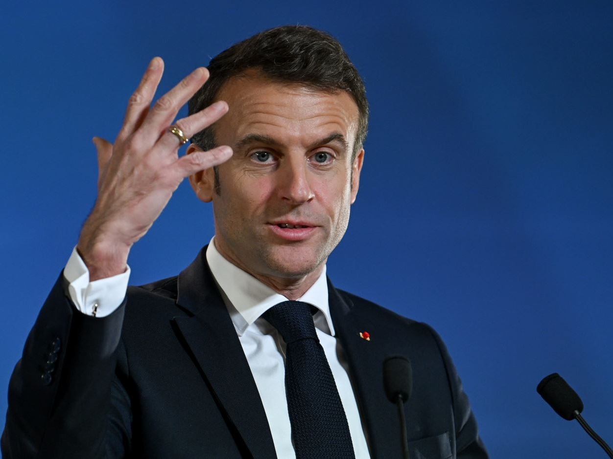 Macron alza il tiro: “La Russia minaccia l’Europa”. Nuove sanzioni UE e l’ombra lunga della guerra ibrida