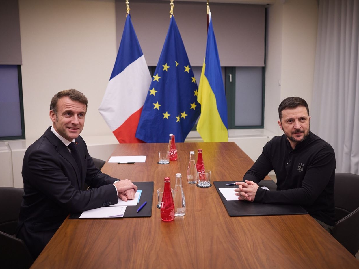 L'asse Macron-Zelensky e il fantasma di Trump: l'Europa tra guerra e illusioni