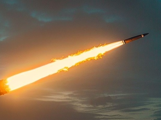 Kiev spara sulla Russia i missili Usa dopo l’ok di Biden, Mosca sfodera i missili nucleari