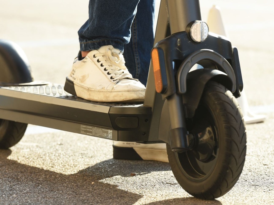 I parigini stufi dei monopattini elettrici: no a quelli a noleggio
