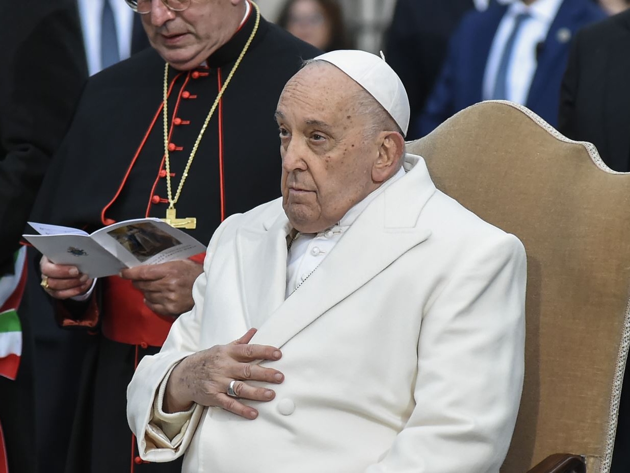 Notte serena per il Papa, ma il quadro clinico resta complesso