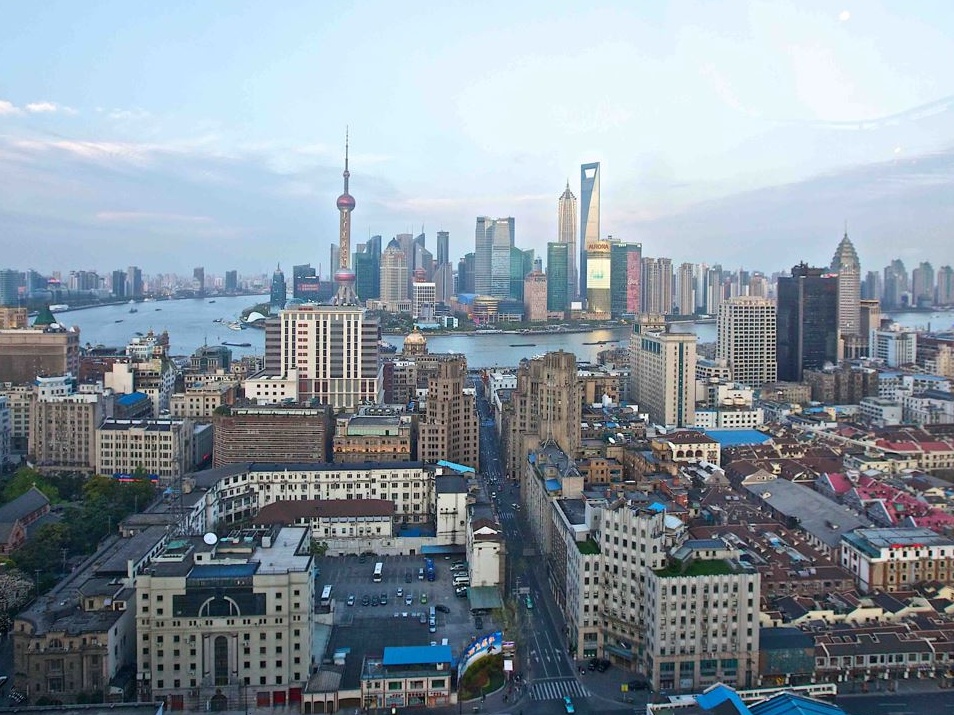 Pechino corre in soccorso di Shanghai in isolamento, aiuti per commercio e trasporti