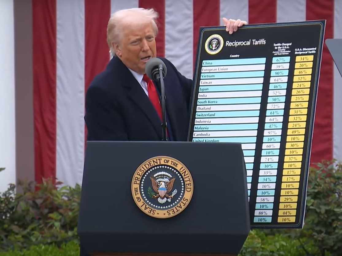 Trump rilancia i dazi: “Numeri record e inflazione in calo”. Ma la Cina avverte: “Non renderete l’America di nuovo grande”