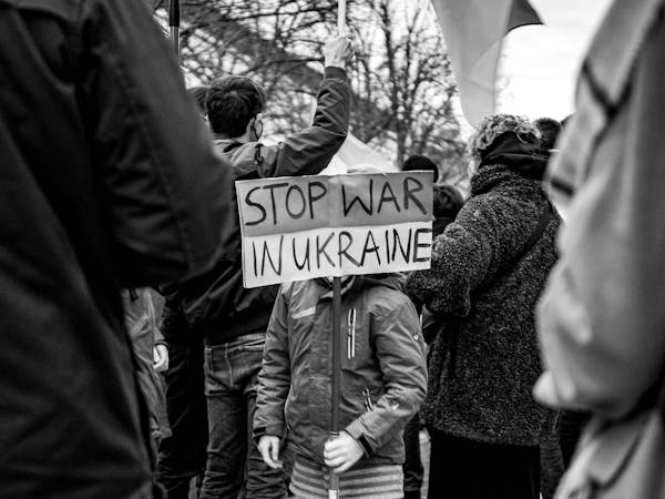 Mille giorni di guerra in Ucraina: l’impatto sull’economia globale e la resilienza italiana