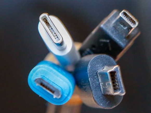 La Commissione Ue spinge per un caricabatterie universale