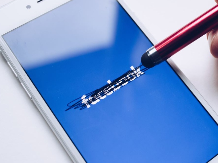 Facebook dice basta al software di riconoscimento facciale