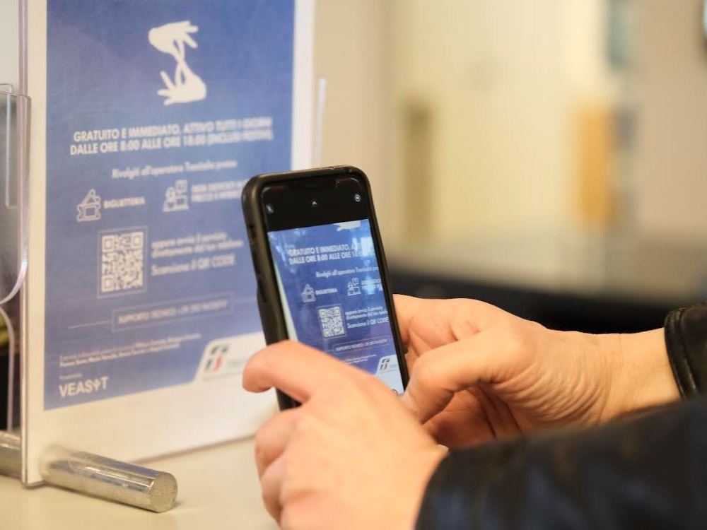 Accessibilità e innovazione: Trenitalia amplia il servizio di video-interpretariato LIS in 23 stazioni