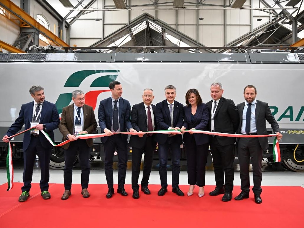 FS, consegnata da Alstom la prima locomotiva Traxx Universal DC equipaggiata con sistema Ultimo Miglio