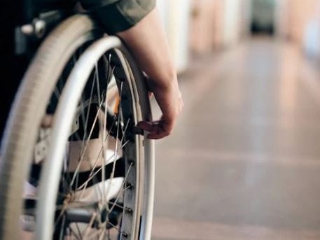 Inclusione in salsa tech: in Svizzera, la sedia a rotelle guidata da droni e IA