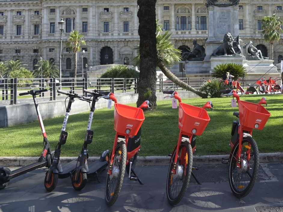 Mobilità, boom e-bike e logistica in affanno: Italia lontana dagli obiettivi 2030