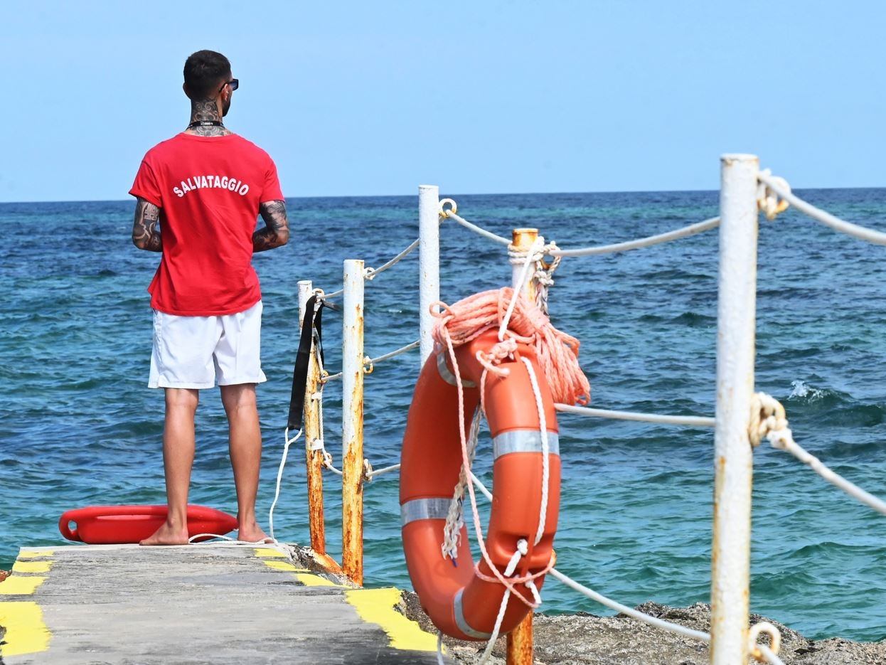 La carenza di bagnini e il nodo generazionale: un segnale per il mercato del lavoro?