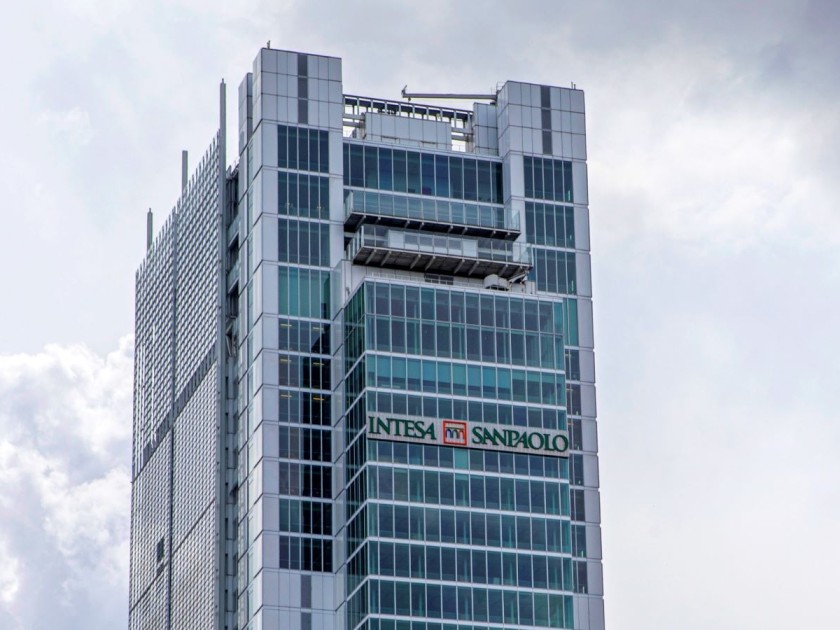 Intesa Sanpaolo, accordo su uscite volontarie, assunzioni e sostegno alle donne vittime di violenza