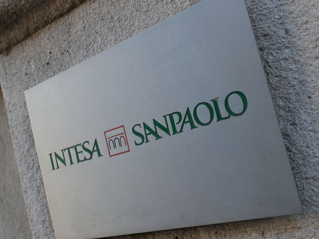Intesa Sanpaolo: accordo sindacale per 2000 nuove uscite volontarie e 1100 assunzioni entro il 2025