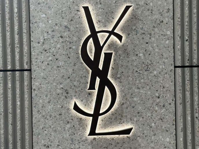 Yves Saint Laurent e il Teatro: l’Arte del Costume in Mostra a Roma