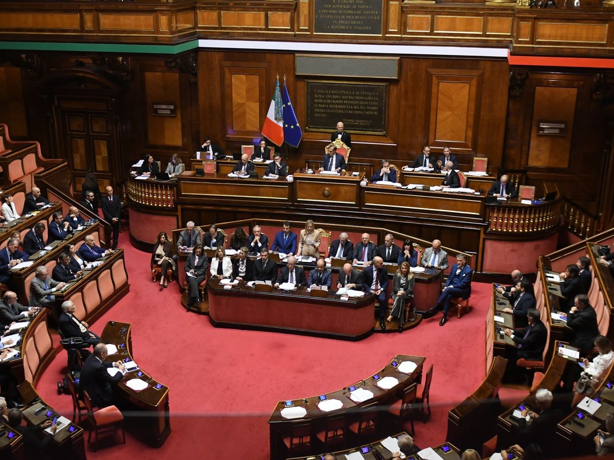 Scontro frontale alla Camera tra Meloni, Conte e Schlein