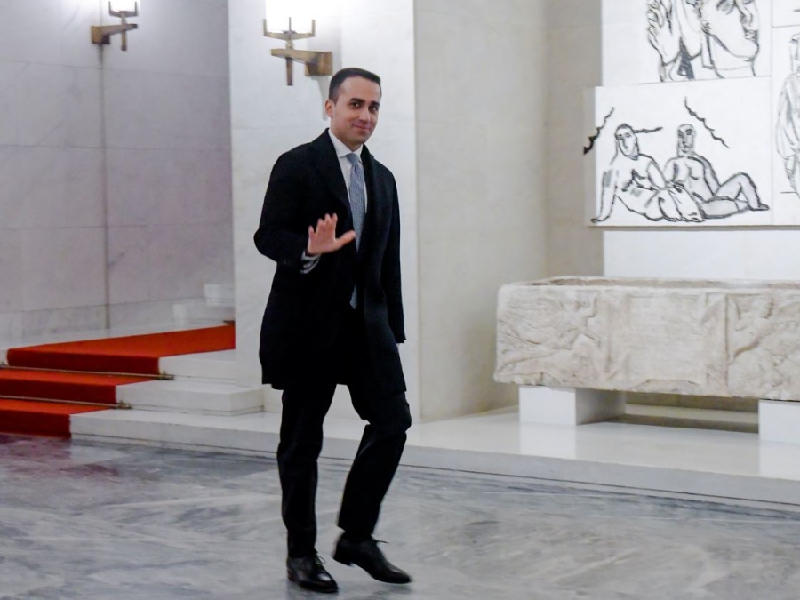 Di Maio come il sughero, sbattuto dalla tempesta, ma sempre a galla