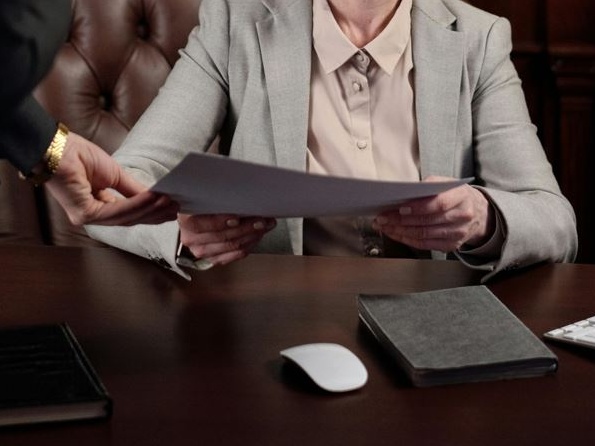 Studio de lavoce.info: donne più esposte alla violenza in politica e chi la subisce non si ripresenta