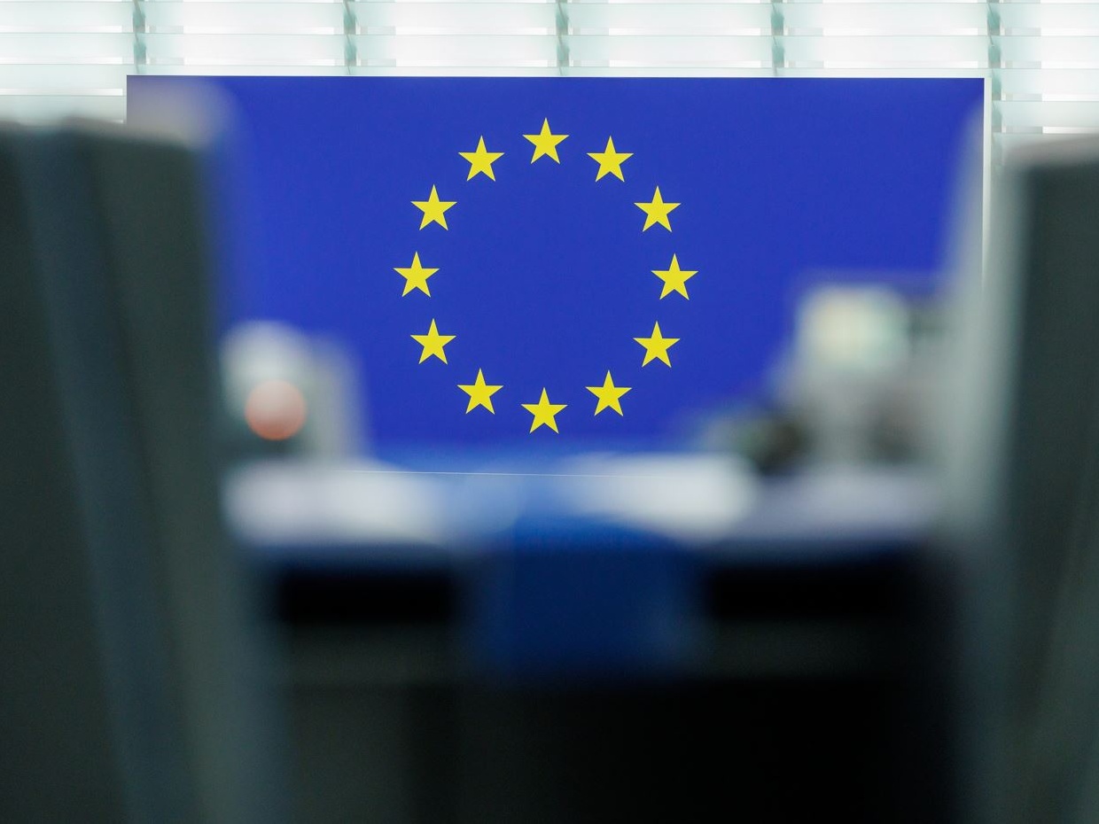 L’UE approva il riarmo, ma il piano è in salita: divisioni sui finanziamenti e nodo migranti