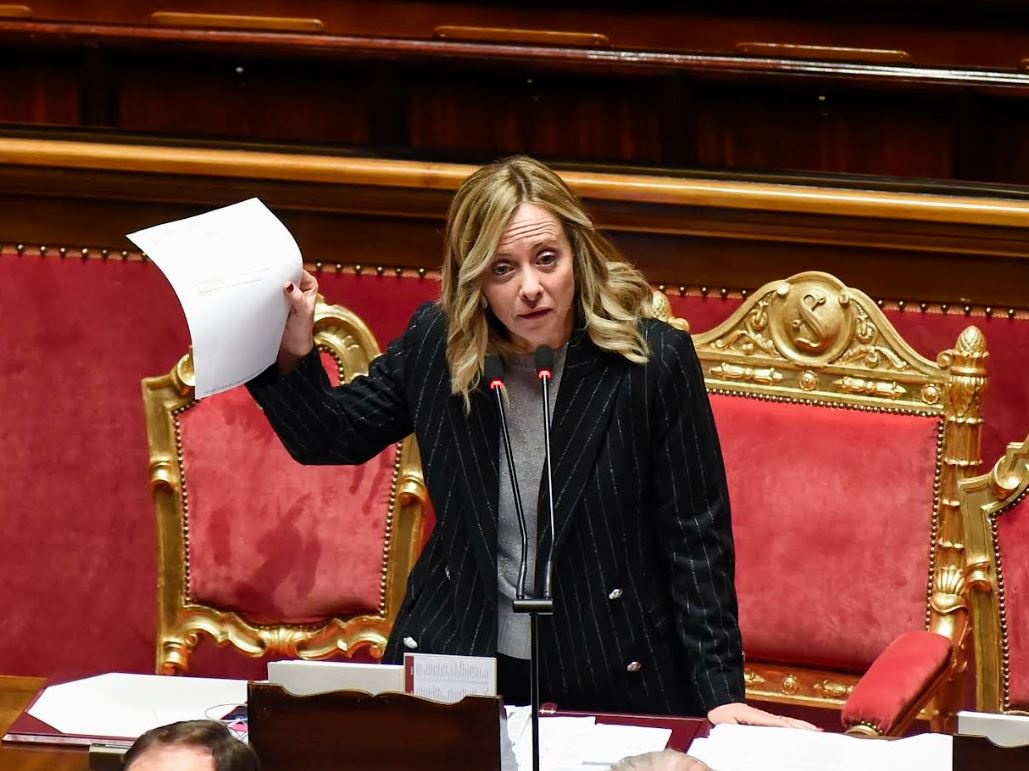 Cronache dai Palazzi - La politica abbandona la parola e preferisce sbandierare carte