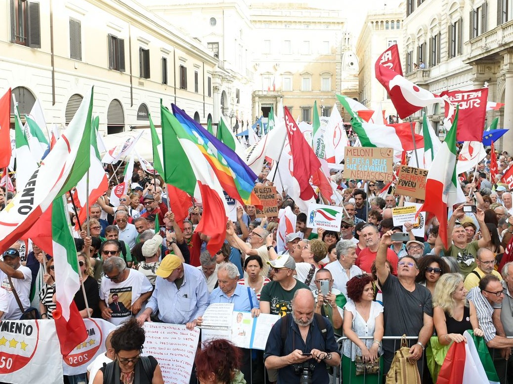 La politica si fa in Parlamento, in strada si fanno solo chiacchiere