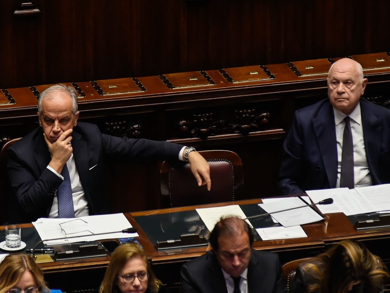 Caso Almasri: Nordio e Piantedosi si difendono, ma pesa l’assenza di Meloni