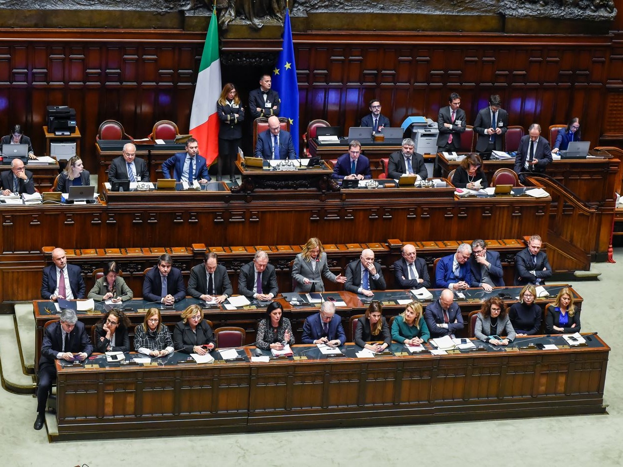 Cronache dai Palazzi - La politica delle piccole cose