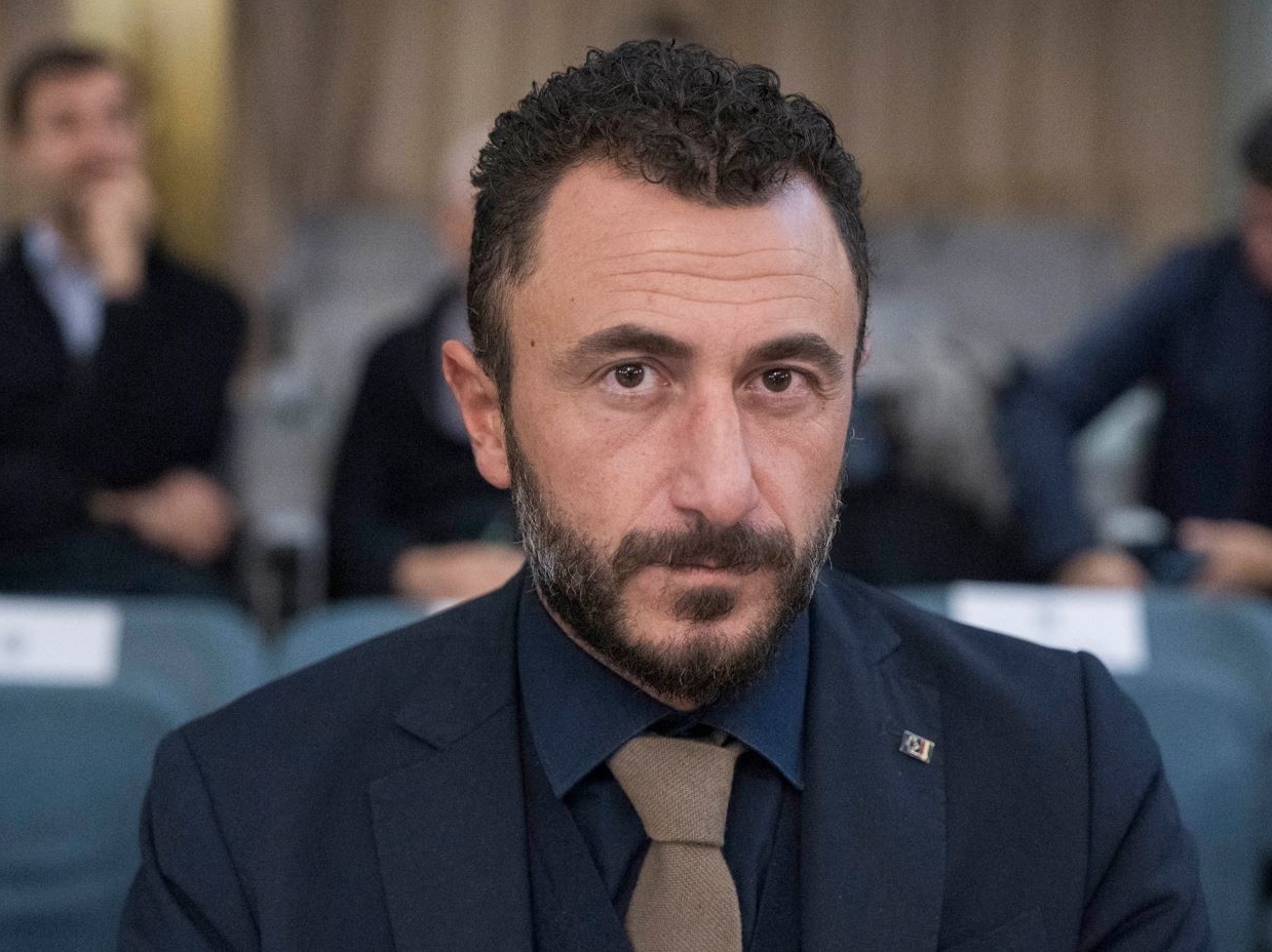 Deputato di FdI armato a festa di Capodanno? Nemmeno nei peggiori bar di Caracas