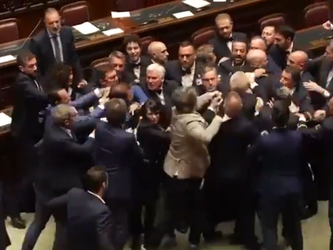 Cronache dai Palazzi: i pugni in parlamento sono una sconfitta per tutti, anche per chi le ha prese