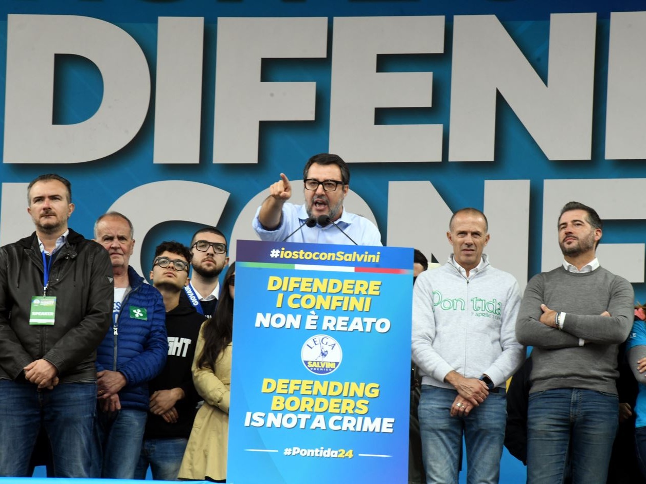 Salvini, ancora più a destra, lancia la crociata contro gli immigrati