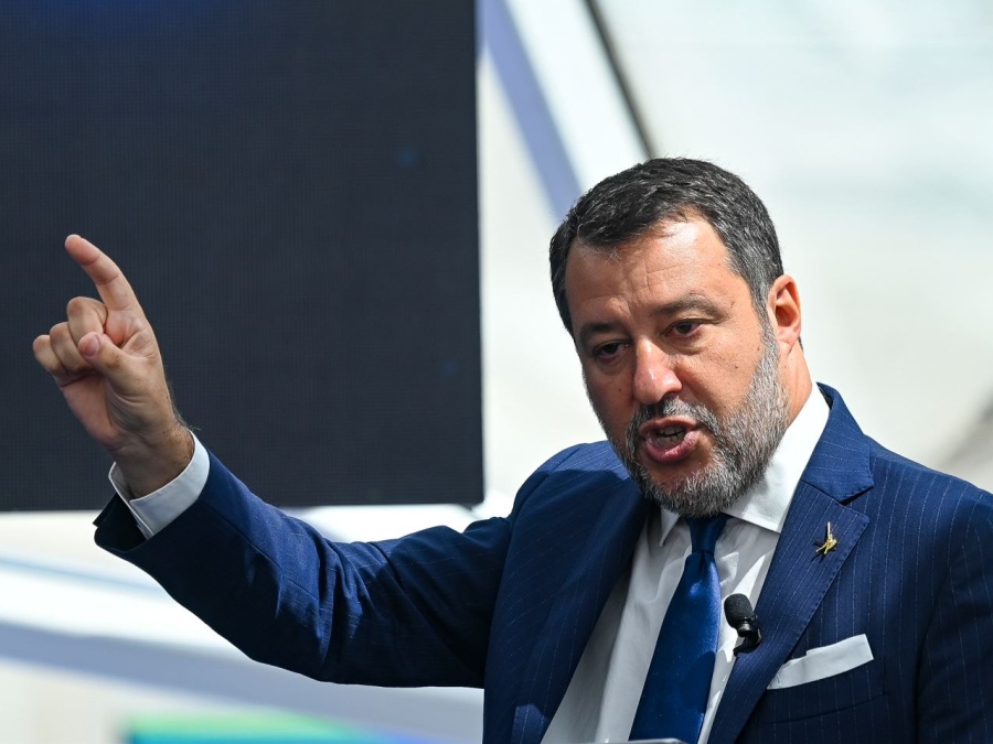 Il governo apre una crepa al tetto degli stipendi, ma solo per chi lavora al Ponte