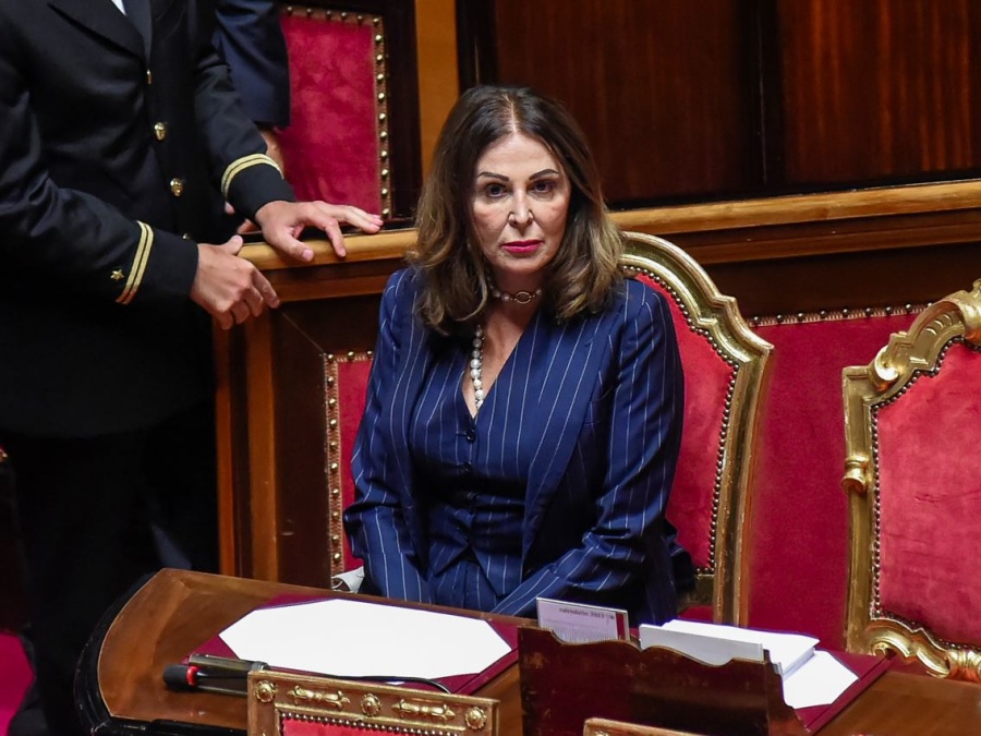 Santanchè cambia avvocato e chiede il rinvio dell'udienza: silenzio del Governo